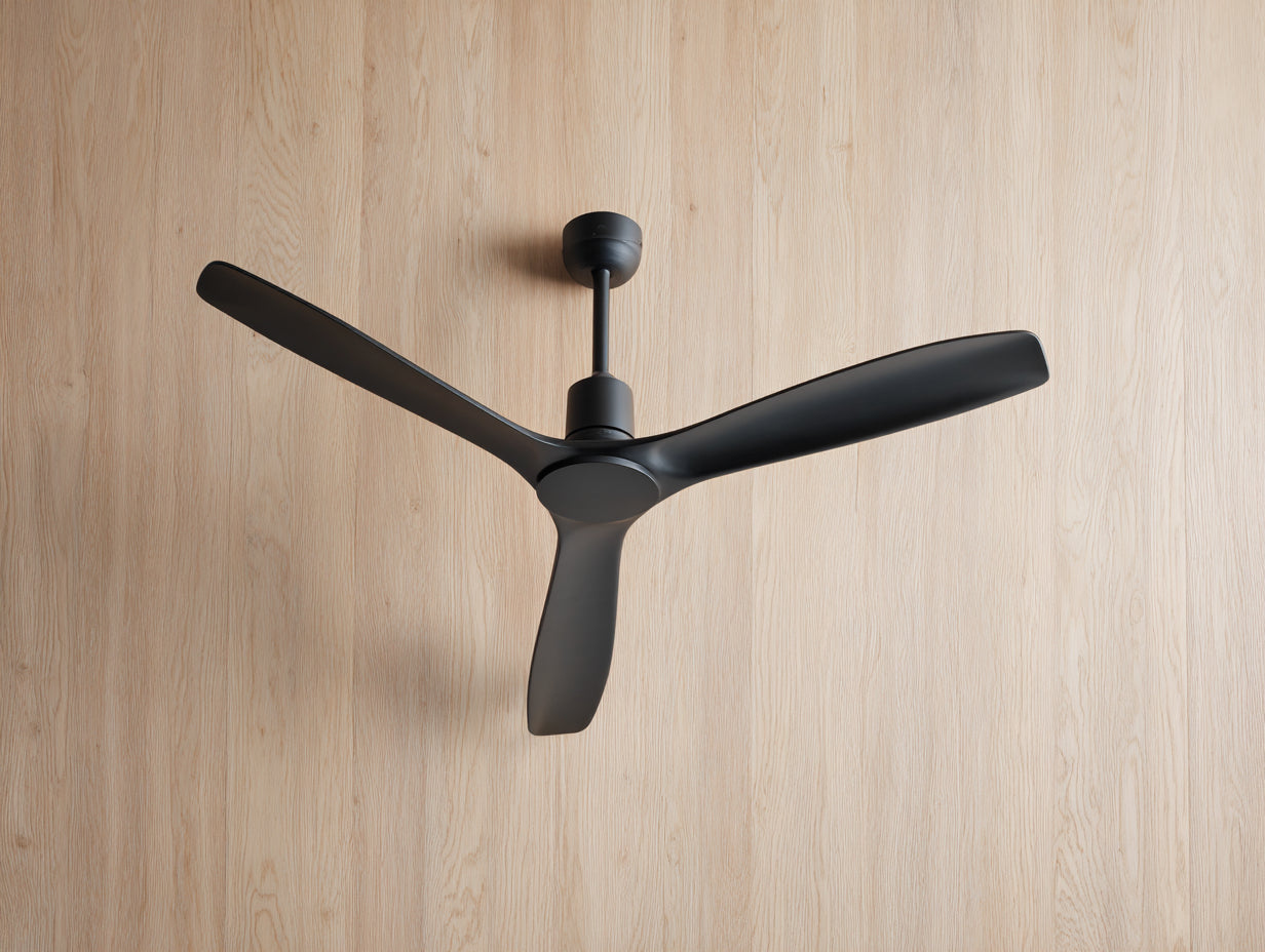 Deckenventilator mit 3 Rotorblättern Ø138×46 cm - Mattschwarz - geschwungenes Design für Wohnzimmer