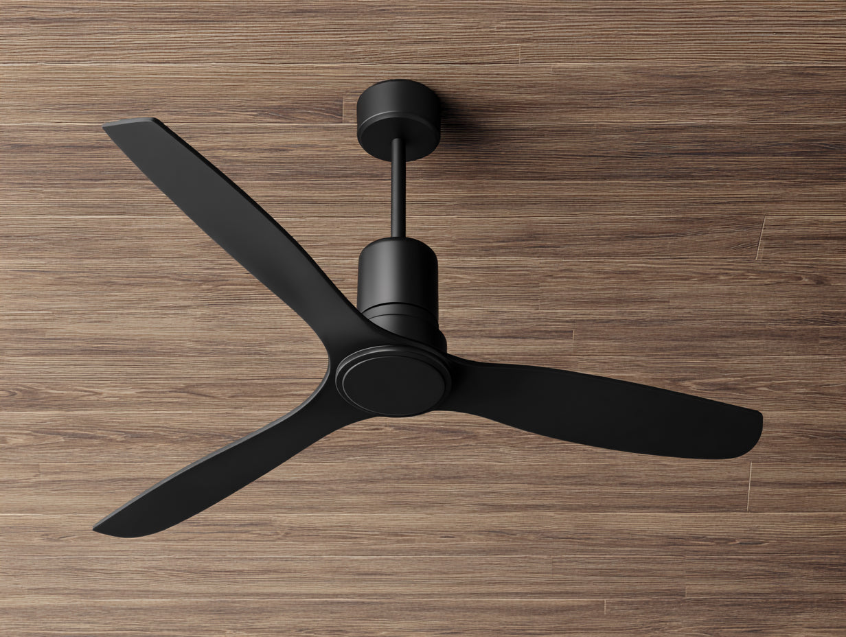 Deckenventilator aus Metall Ø 132 × 36 cm – Mattschwarz – dreiflügelig ohne Licht